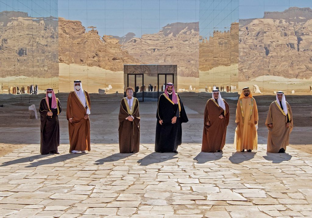2021年1月5日にサウジ王宮から提供された写真。左から右へ、クウェートのシェイフ・ナワフ・アル・アハマド・アル・サバハ首長、カタールのタミム・ビン・ハマド・アル・ターニー首長、オマーンのファハド・ビン・マームド副首相、サウジのモハンマド・ビン・サルマン王太子、バーレーンのサルマン・ビン・ハマド・アル・ハリファ王太子、ドバイ首長兼UAE副首相のシェイフ・モハンマド・ビン・ラシド・アル・マクトゥーム氏、湾岸協力会議（GCC）のナイエフ・アル・ハジラフ事務局長が、サウジ北西部の都市アルウラで、第41回湾岸協力会議（GCC）サミットの開催前に写真撮影のためにポーズを取る。（AFP）
