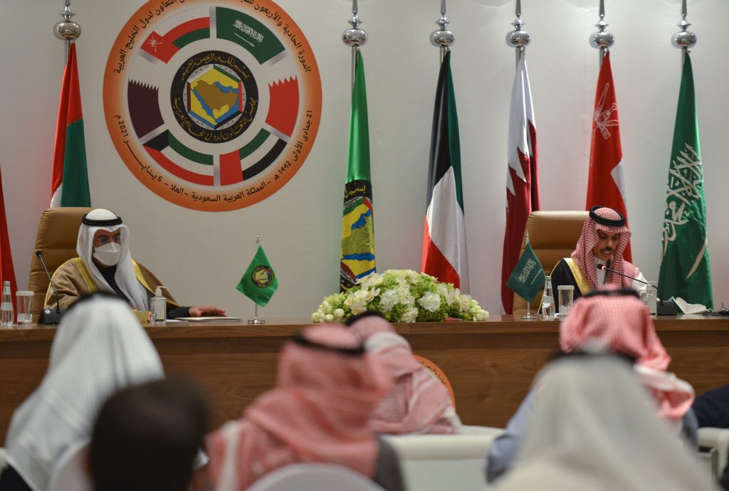 2021年1月5日、サウジアラビア北西部のアルウラ市で、GCCの第41回サミットの終わりに記者会見を開くサウジアラビア外相ファイサル・ビン・ファーハン・アルサウド（R）とGCC（湾岸協力会議）のナーイフ・ビン・ファラー・アルハジュラフ事務局長。（AFP）