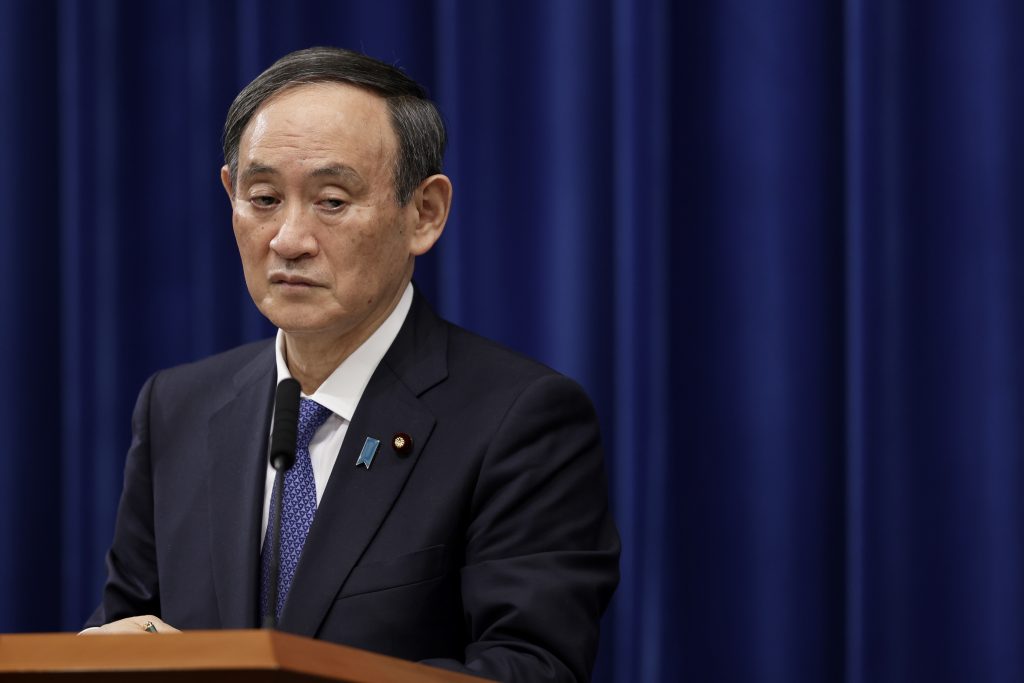 菅義偉首相=8日、首相官邸 (AFP)