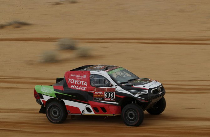 トヨタのドライバーであるサウジアラビアのヤジード・アルラジとそのナビゲーターでドイツのディルク・フォン・ツィツェヴィッツが2021年のダカール・ラリー第7ステージを走行中。（ロイター）