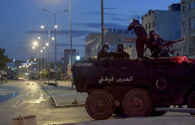 チュニジア国防省のモハメド・ジクリ報道官は、軍が国内の複数の地域に増援部隊を派遣したと発表した。（AFP通信） 