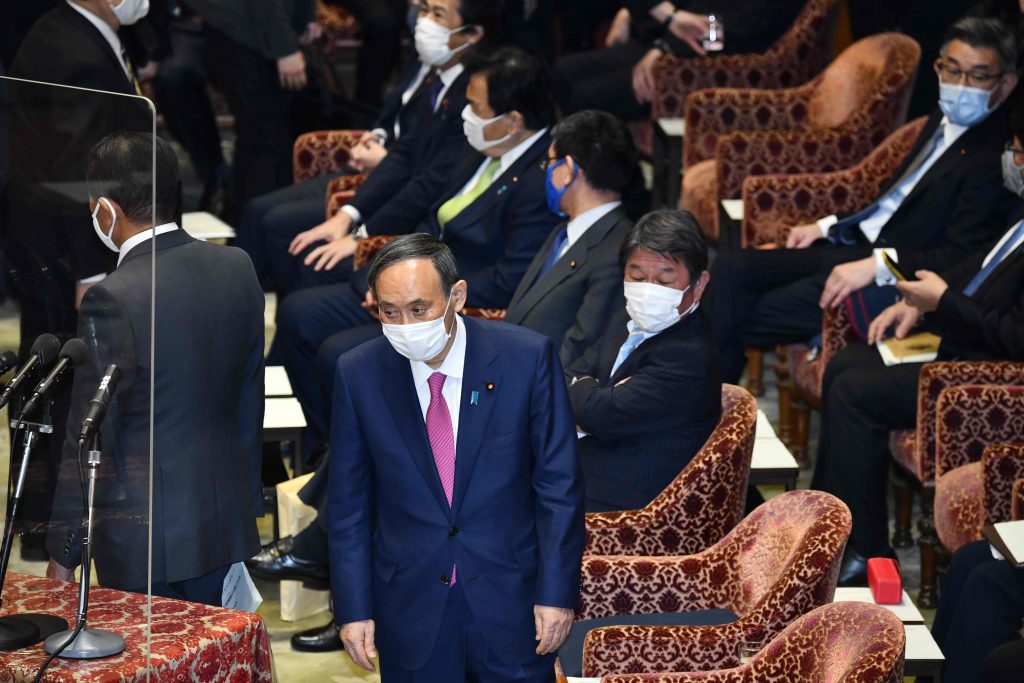 2021年1月22日東京、国会で衆議院予算委員会に出席する日本の菅義偉首相（c）。（AFP）