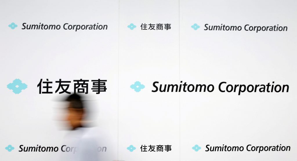 2018年4月2日、日本の住友商事東京本社での入社式後に会社のロゴが見られる。ロイター/ハナイトウル/写真ファイル