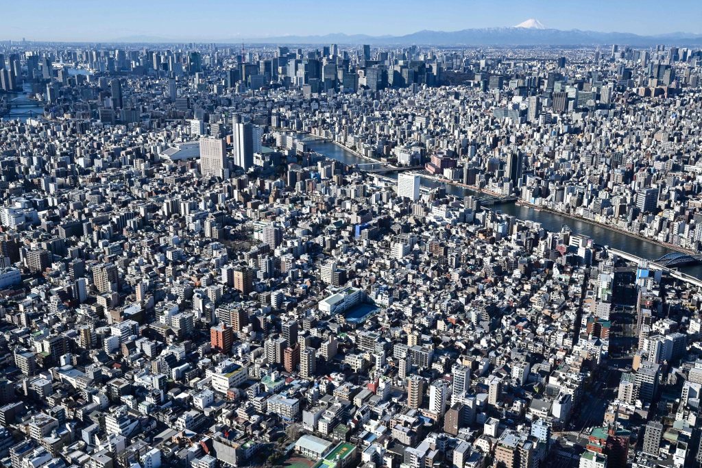 写真は、2021年1月30日、日本の首都東京の全景で、右上に日本最高峰の富士山(標高3,776メートル、12,388フィート)が見える。(AFP)
