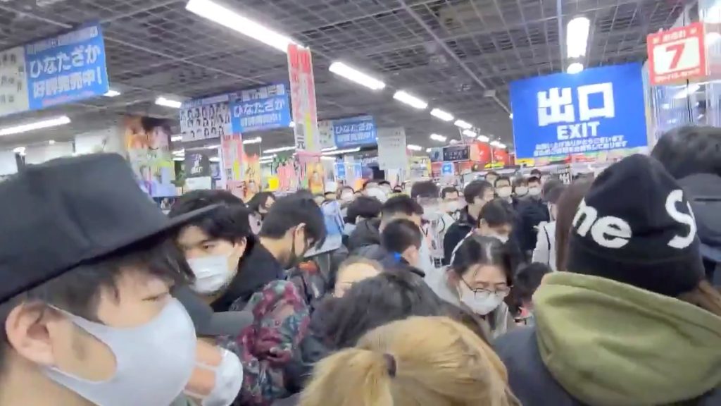2021年1月30日、日本の東京・秋葉原にあるヨドバシカメラの店舗でプレイステーション5の購入を希望する買い物客が詰めかける様子がSNSの動画から切り出した静止画に写っている。Dave Gibson/Twitter @AJapaneseDream / ロイター通信