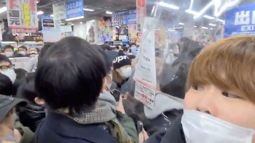 2021年1月30日、日本の東京・秋葉原にあるヨドバシカメラの店舗でプレイステーション5の購入を希望する買い物客が詰めかける様子がSNSの動画から切り出した静止画に写っている。Dave Gibson/Twitter @AJapaneseDream / ロイター通信