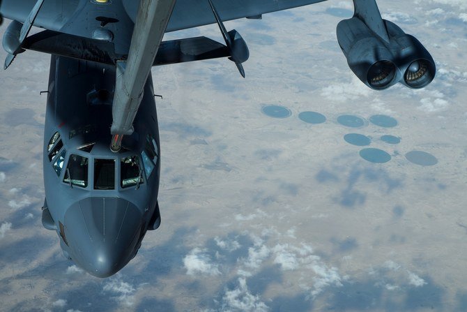 日曜の中東上空の作戦行動中、燃料補給を受ける米空軍のB-52ストラトフォートレス。（米空軍）