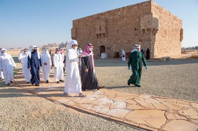 サウジアラビアのムハンマド・ビン・サルマーン王太子は1月5日、カタールのシャイフ・タミーム・ビン・ハマド・アール＝サーニー首長に、歴史的な都市、アル・ウラー周辺を案内した。（提供写真）