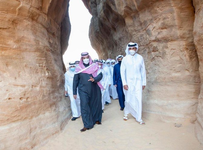 サウジアラビアのムハンマド・ビン・サルマーン王太子は1月5日、カタールのシャイフ・タミーム・ビン・ハマド・アール＝サーニー首長に、歴史的な都市、アル・ウラー周辺を案内した。（提供写真）