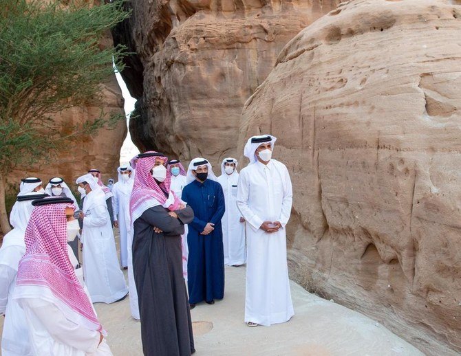 サウジアラビアのムハンマド・ビン・サルマーン王太子は1月5日、カタールのシャイフ・タミーム・ビン・ハマド・アール=サーニー首長に、歴史的な都市、アル・ウラー周辺を案内した。(提供写真)