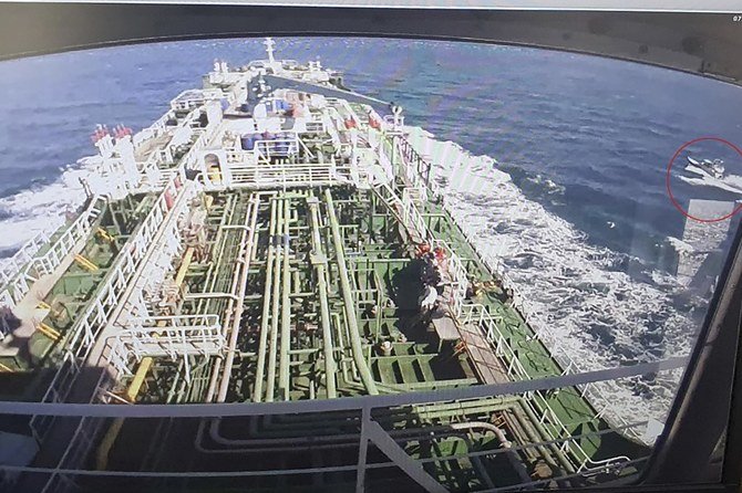 上の写真は、韓国籍の石油タンカーから撮影された監視カメラ映像の一部で、イランの革命防衛隊のボートが韓国ケミ号に接近している。（聯合ニュース/AFP通信）