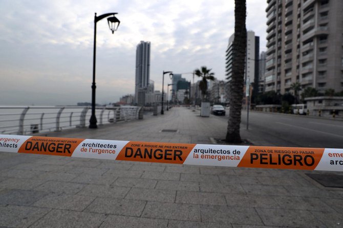 休日後に新型コロナウイルスの新規感染数が記録的な増加を見せ、国の医療部門を圧倒する中で、レバノンでは新たに3週間のロックダウンが開始され、ベイルートの海岸沿いの遊歩道は警察のテープで封鎖され閑散としている。(AP Photo/Bilal Hussein)