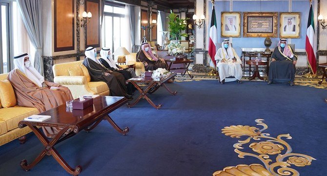 クウェートのザバーハ・アル・ハーリド・アル・ザバーハ首相（右）は、ジャーベル・ムバーラク・アル・ハマド アル・サバーハ国防相（左）と他の大臣をセイフ宮殿で迎え、辞職を提出した。（クウェート国営通信）