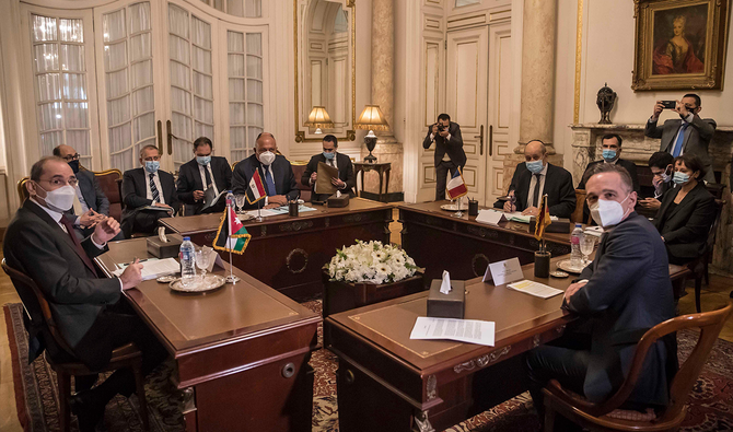 エジプトのサメハ・シュクリ外相、ヨルダンのアイマン・サファディ副首相兼外相（左）、フランスのジャン＝イヴ・ル・ドリアン外相、ドイツのハイコ・マース外相（右）は2021年1月11日、首都カイロで中東和平プロセスについて協議する会議に出席した。（AFP通信）