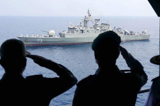 上記写真は、イラン南部の戦略上重要なホルムズ海峡付近で軍事演習中のイラン海軍の艦艇（2020年9月12日、アラビア湾/オマーン湾で撮影）。（写真：イラン軍/AFP通信）