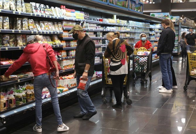 COVID-19の感染拡大を抑制するためにロックダウンが強化され、24時間の外出禁止令が発令される前に、スーパーマーケットで買い物をする人々。（2021年1月13日、ベイルートで撮影）（ロイター通信）