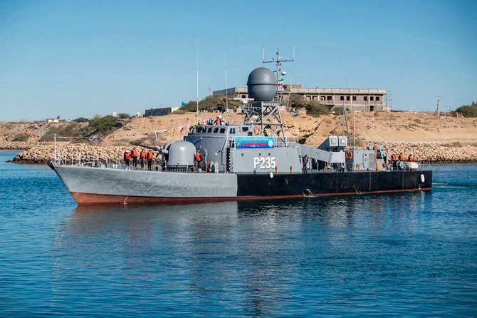 2021年1月13日、オマーン湾でのイラン海軍による短距離ミサイル訓練中のイラン海軍の軍艦。（イラン軍提供写真、AP経由）