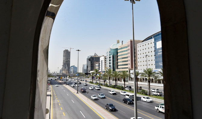 2020年6月21日、サウジアラビア首都リヤドのキングファハド大通りを自動車が走る。（AFP）