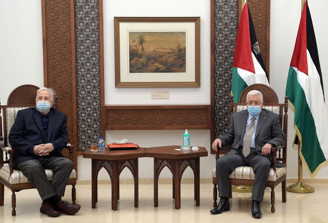 2021年1月15日、マフムード・アッバース大統領がパレスチナ中央選挙委員会のハンナ・ナセル委員長とラマッラーで会談する。（ロイター）