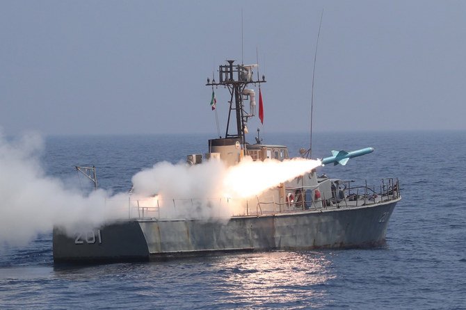  オマーン湾でのイラン海軍の軍事演習で、イランの長距離対艦ミサイル、「ヌール」が軍艦から発射される。（資料写真／AFP通信）