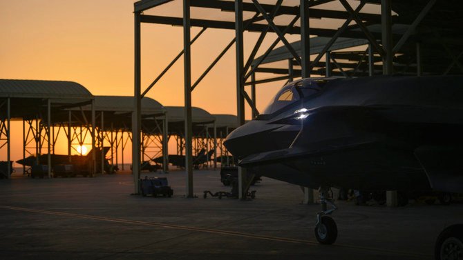 2019年4月24日に米空軍が公開したこの写真では、戦闘機F-35A ライトニングIIが、UAEのアル・ダフラ空軍基地から、滑走路を移動し離陸する準備をしている。 (AP file photo)