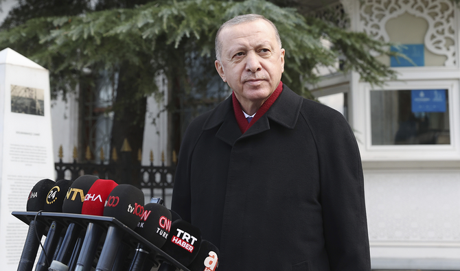 トルコのレジェップ・タイイップ・エルドアン大統領が、メディアの前で話す。（AP通信）