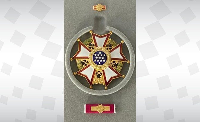 退任間近のドナルド・トランプ米大統領が、バーレーン国王に、レジオン・オブ・メリット勲功章のチーフコマンダー等級を授与した。（BNA）