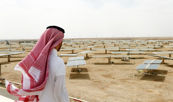 サウジアラビアのリヤドの北、ウヤイナにある太陽熱プラントを見ているサウジアラビア人男性。（ロイター資料写真）
