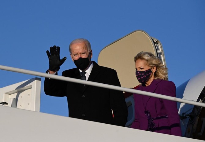 アメリカの第46代大統領の就任式の前日、2021年1月19日、アメリカのジョー・バイデン次期大統領と、次期ファーストレディー、ジル・バイデンさんが、メリーランド州にあるアンドルーズ空軍基地に到着。(AFP通信)