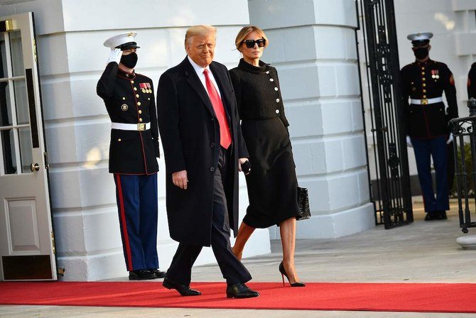 ワシントンDCのホワイトハウスの南芝生からの出発を前にマリン・ワンに向かうドナルド・トランプ米国大統領とメラニア夫人(2021年1月20日)。(AFP)