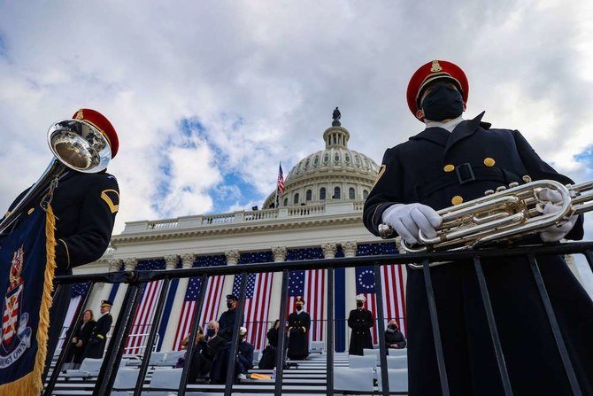 米陸軍軍楽隊「パーシングズ・オウン」のメンバーが、ワシントンDCの米国議会議事堂の西正面で、ジョー・バイデン次期米国大統領の就任式を見守る(2021年1月20日)。(AFP)