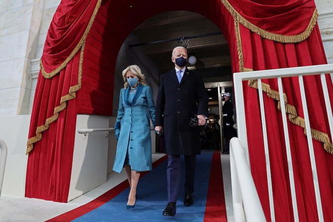 ジョー・バイデン次期大統領は夫人のジル・バイデン氏とともに、ワシントンDCの米国議会議事堂の西正面での第46代米国大統領就任式に臨む(2021年1月20日)。(ロイター)