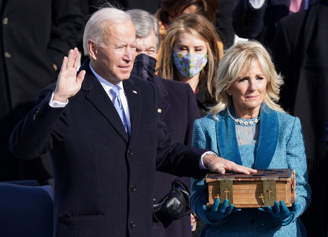 ワシントンD.C.の米国議会議事堂西正面で、夫人のジル・バイデン氏が聖書を手にする中、ジョー・バイデン氏が第46代米国大統領に就任(2021年1月20日)。(ロイター)