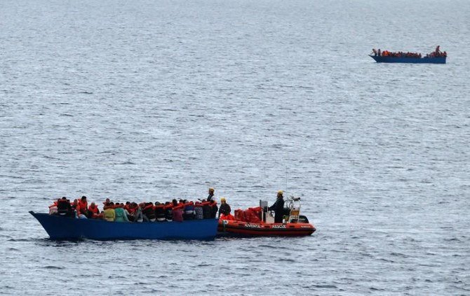 リビア沖の地中海の海で、木製ボートに乗った移民たちがドイツのNGOユーゲント・レッテットの船「ジュヴェンタ」の乗組員によって救出される、2017年6月18日。写真は2017年6月18日撮影。(ロイター)