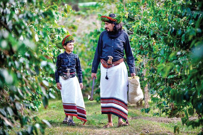 コーヒー農家では親子で収穫を楽しむが、これはこの地域の人々にとってのコーヒーの木の価値を反映している。（提供）