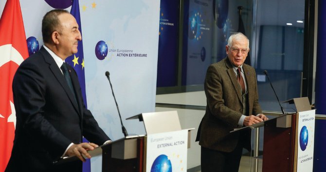 木曜日にブリュッセルにて。ジョセップ・ボレルEU外務政策上級代表（右）とトルコのメヴルト・カヴソグル外相。（AP）