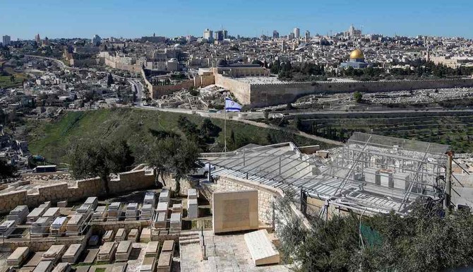 エルサレムのアル・アクサー・モスクの敷地内にある「岩のドーム」を背景に、オリーブ山でイスラエル国旗がはためく(2021年1月22日)。(AFP)