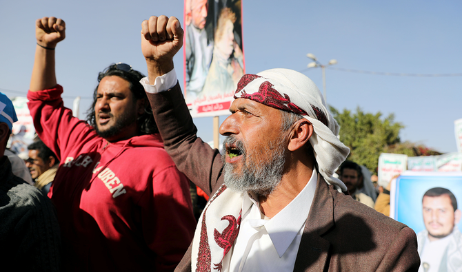 2021年1月25日、イエメンのサヌアで、米国によるフーシ派の外国テロ組織指定に反対する集会でスローガンを叫ぶフーシ派支持者たち。（ロイター通信）