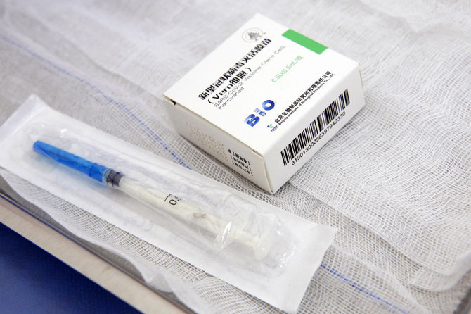 モロッコのカサブランカで実施されたワクチン接種キャンペーンの初日にワクチン接種ブース内に到着したシノファーム製COVID-19ワクチンと注射器。（ファイル/AFP）