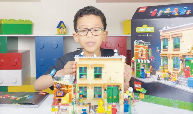9歳のWesam Banabilah君は、まずセットに付属のガイドに沿って作品を作ることから始める。しかし、その後は作った作品を分解して自分の想像力で創作活動を行う。(提供写真)