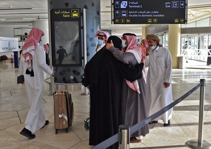 カタール国民のカレドさん（12歳）は、3年ぶりのカタール航空のフライトでリヤドのキングハリド空港に着陸し、サウジアラビアの叔父に迎えられた。（AP）