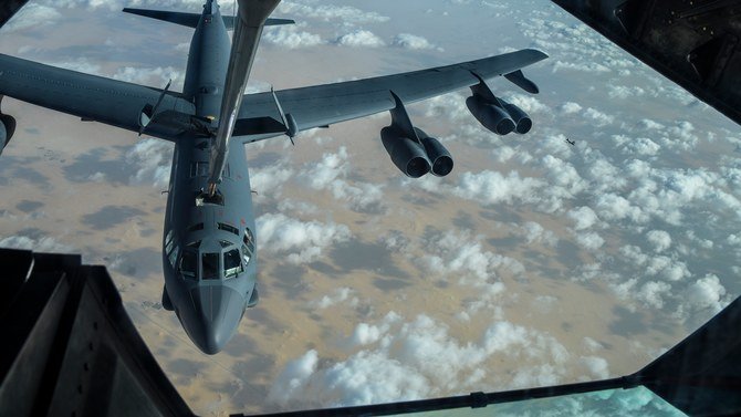 日曜の中東上空の作戦行動中、燃料補給を受ける米空軍のB-52ストラトフォートレス。（米空軍）