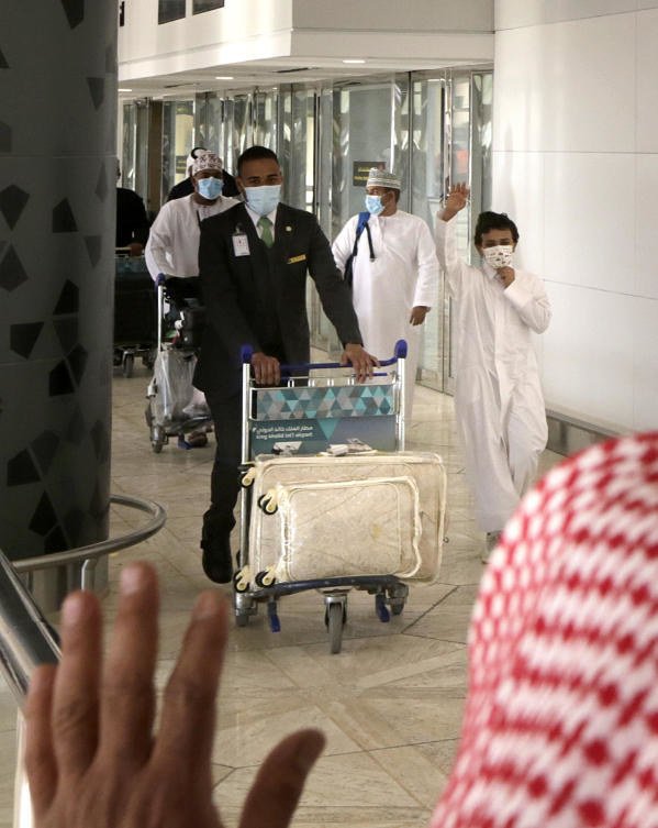キングハーリド国際空港に到着し、カタールのパスポートを見せる女性。（AFP）