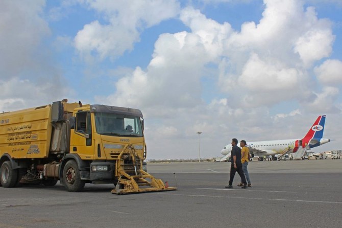 12月30日に爆発が建物を揺らして数十人が死傷した後、2021年1月3日に空港が再開され、イエメン南部の都市アデンの空港の滑走路に1台の消防車が配備されている。（AFP）