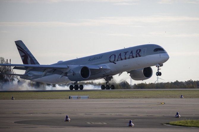 着陸後のドーハ発カタール航空のエアバスA350機（ファイル/AFP）