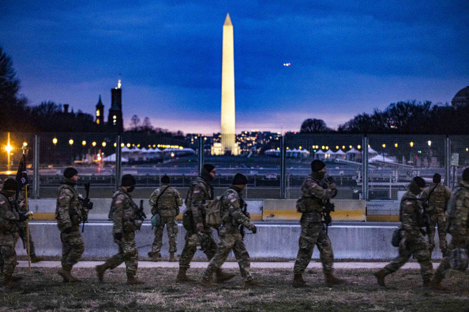 2021年1月17日、ワシントンDC・ナショナルモールで見張りに立つバージニア州州兵。ジョー・バイデンの第46代米国大統領就任に向けて準備が進む中、25,000人もの州兵が市の警備に当たる。（サミュエル・コーラム、ゲッティ・イメージズ。AFP）