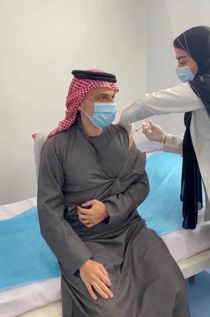 ファイサル王子は、自身が接種を受けている写真をTwitterで共有した。(@FaisalbinFarhan)