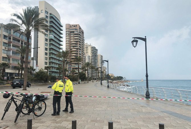 レバノンがロックダウンを強化し、コロナウイルス感染拡大を阻止するために24時間の外出禁止令を導入したため、ベイルートの海辺のコーニッシュをパトロールする警察官。（ロイター）