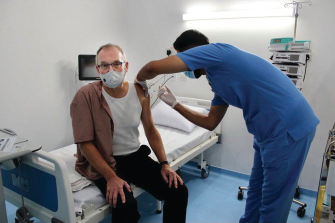 サウジアラビアのドイツ大使ヨルグ・ラナウ氏は、リヤドにある保健省のセンターでワクチン接種を受けた。（提供写真）