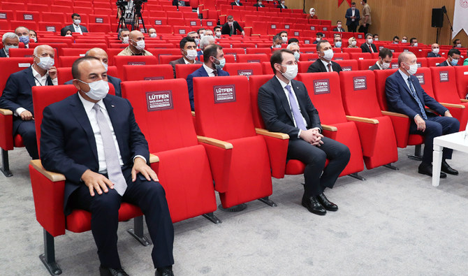 2020年7月4日（土）、イスタンブールでトルコのレジェップ・タイイップ・エルドアン大統領（右）、メヴリュット・チャヴシュオール外務大臣（左）、そしてベラト・アルバイラク財務大臣（中央）が、コロナウィルス拡散防止のためにマスクを着用して就任式に参列する。（AP）